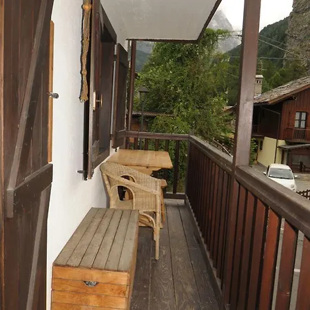 Апартаменты Joivy Rustic Apt For 4 With Parking Nearby Ski Lifts *